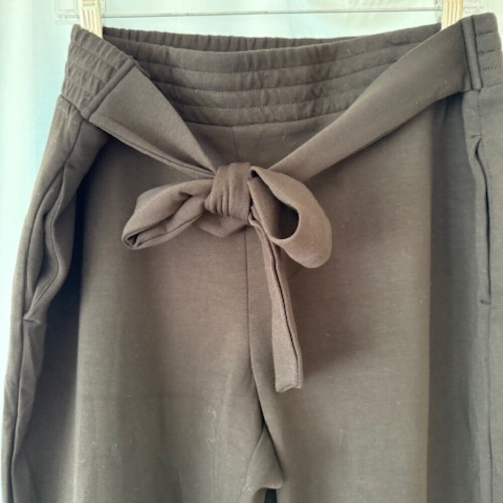 NWT - T TAHARI Wide Leg Crop Scuba Pants, Black, - Size Medium - Picture 2 of 4